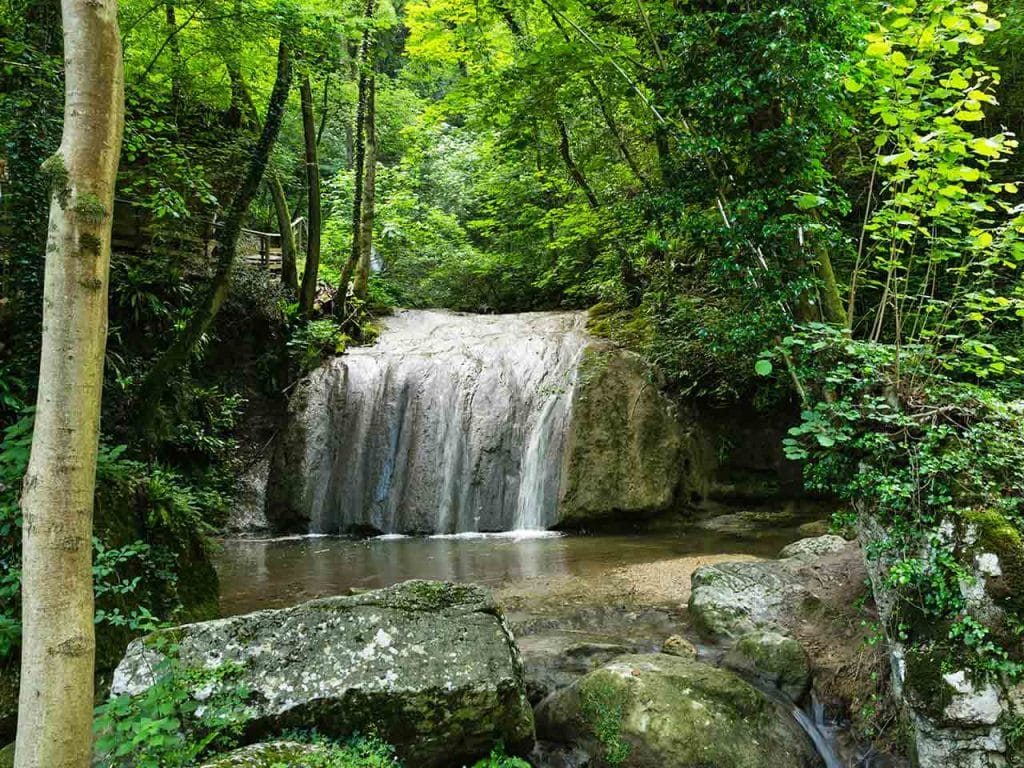 Il Parco delle Cascate di Fumane, una meta da visitare durante un viaggio in Valpolicella in camper.