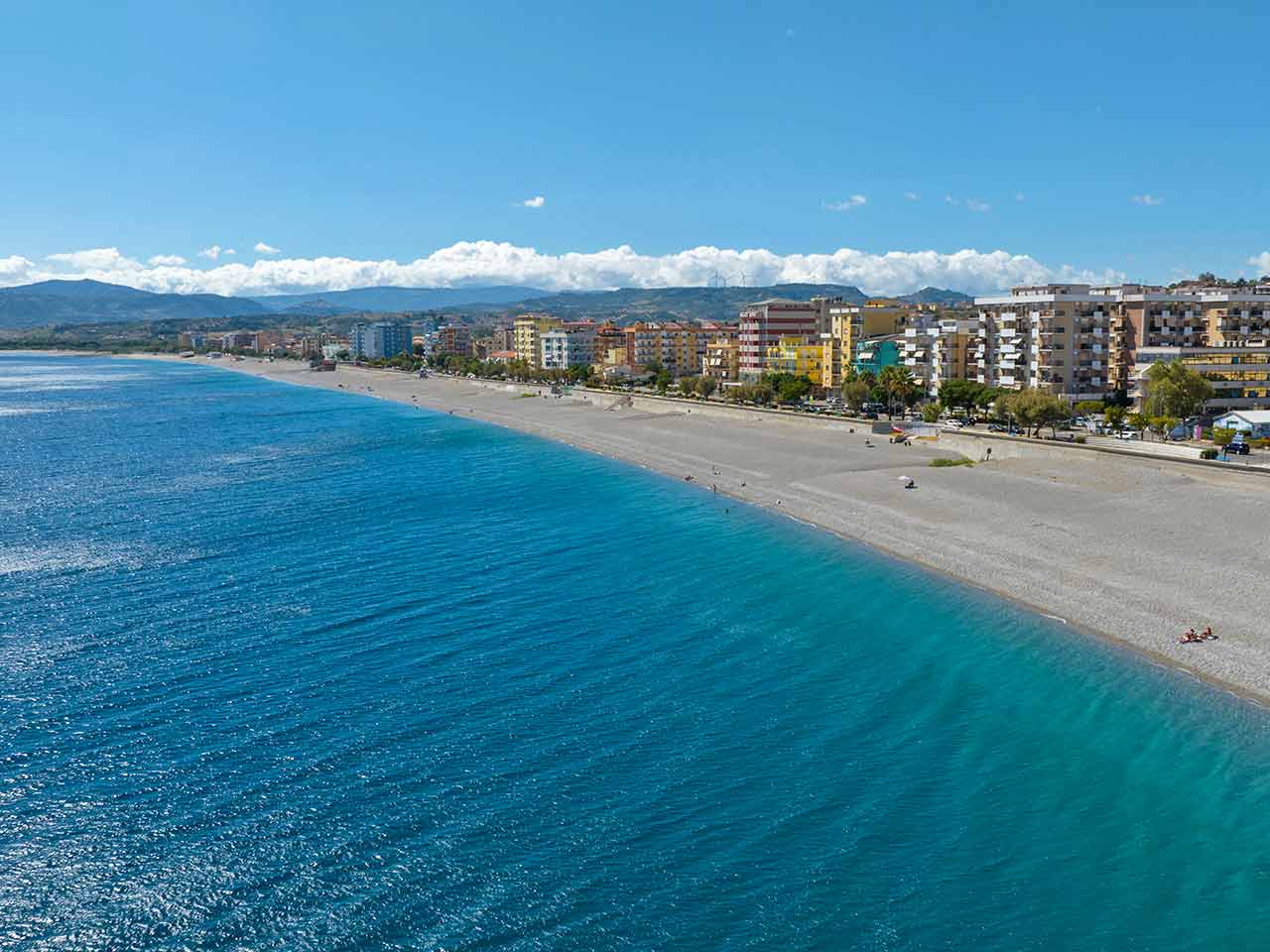 La spiaggia di Catanzaro Lido, una delle tappe del viaggio sulla costa ionica della Calabria suggerito dal PLEINAIRCLUB.
