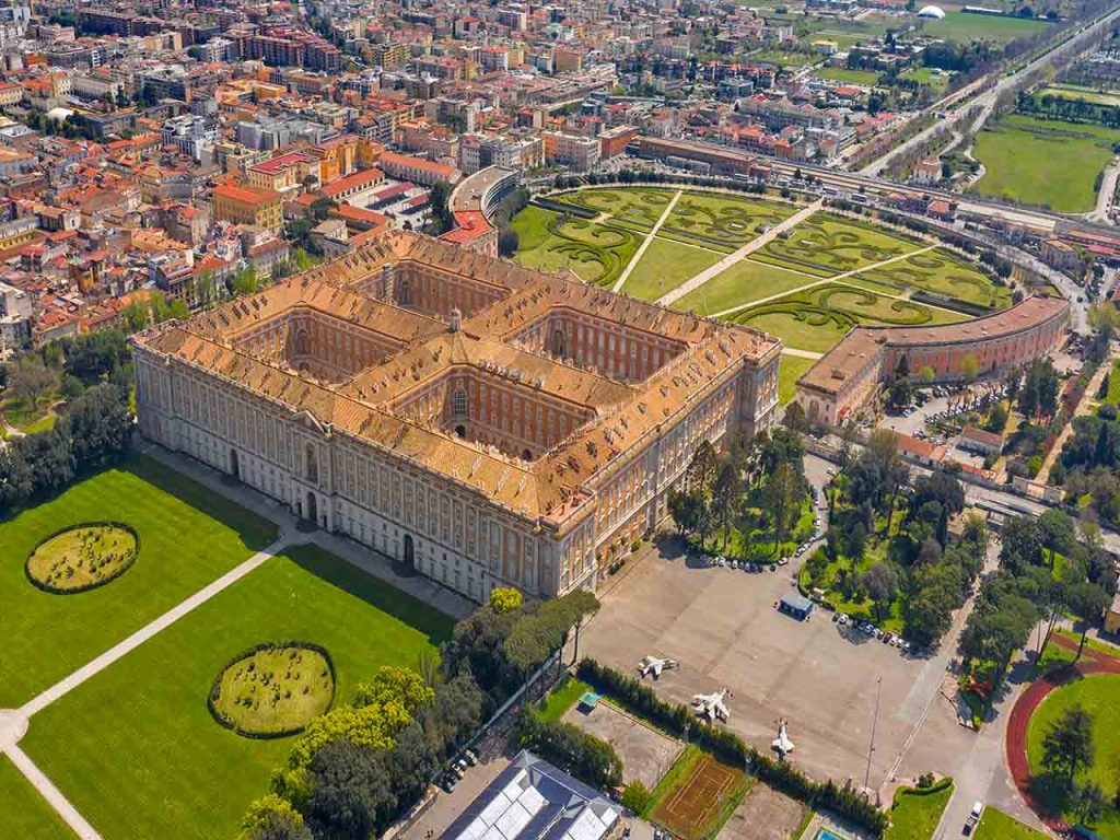 Veduta aerea del Palazzo Reale o Reggia di Caserta, la tappa principale del viaggio in Campania in camper a Caserta e dintorni suggerito dal PLEINAIRCLUB.