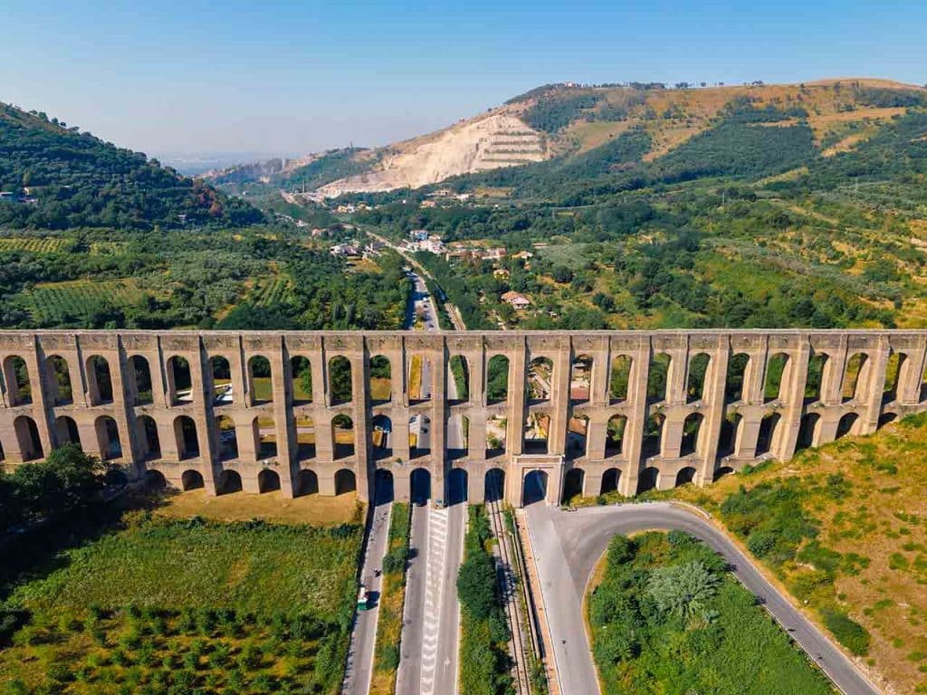 Veduta aerea dell'Acquedotto Carolino a Valle di Maddaloni.