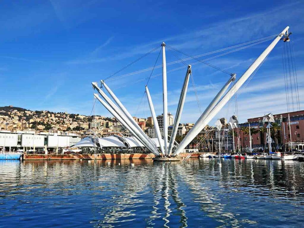 Il Bigo, l'ascensore panoramico situato nel Porto Antico di Genova. Puoi accedervi approfittando degli sconti offerti dalla tessera del PLEINAIRCLUB.
