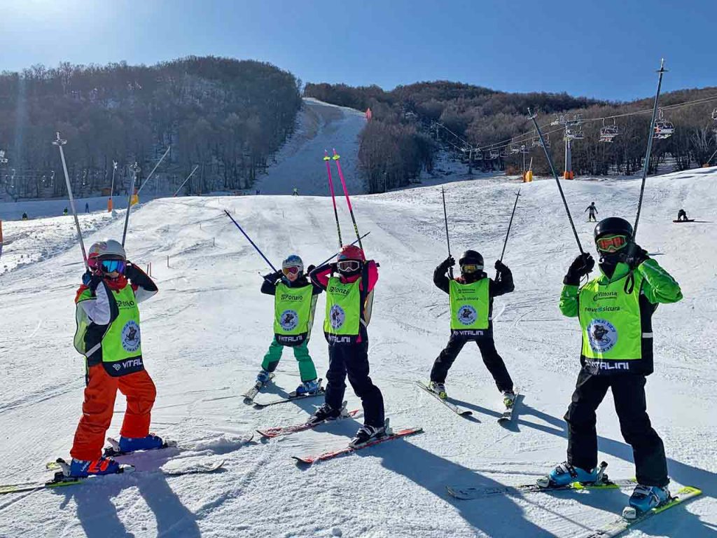 Lezioni per bambini tenuti dalla Scuola di Sci Le Rocche a Campo Felice (Rocca di Cambio).