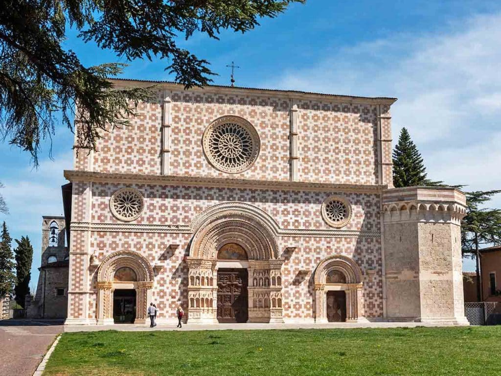La Basilica di Collemaggio a L'Aquila, una delle mete suggerite dal PLEINAIRCLUB per le vacanze in camper 2026.