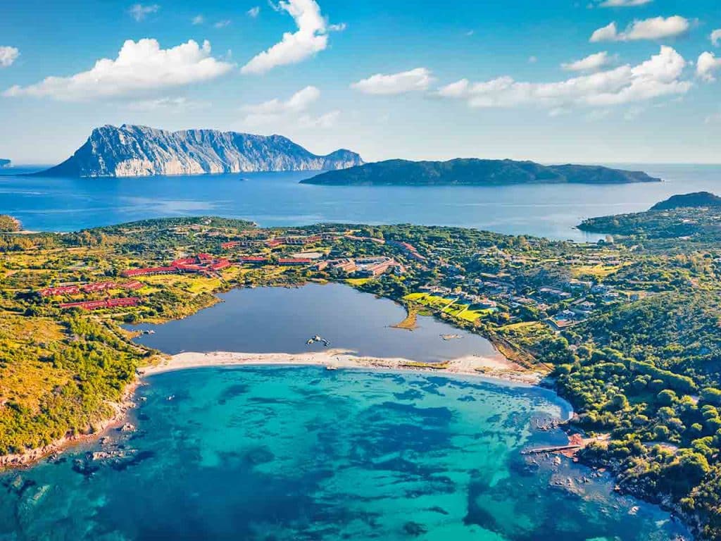 La spiaggia e lo stagno di Salina Bamba in Sardegna, una delle mete consigliate dal PLEINAIRCLUB per le vacanze in camper 2026.
