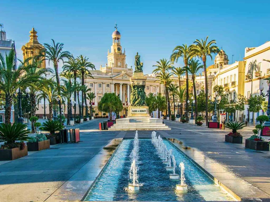Plaza San Juan de Dios a Cadice, una delle mete consigliate dal PLEINAIRCLUB per le vacanze in camper 2026.