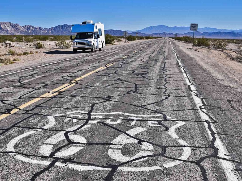 Un camper mansardato in sosta accanto alla Route 66 negli USA, una delle mete consigliate dal PLEINAIRCLUB per le vacanze in camper 2026.