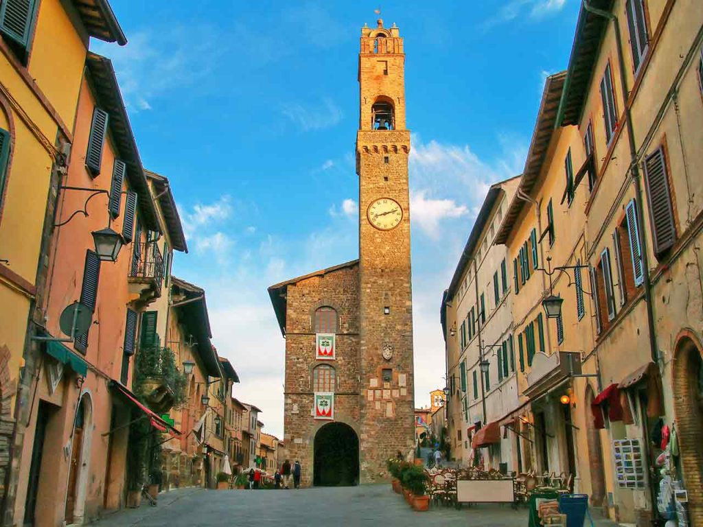 Il Palazzo dei Priori a Montalcino, uno dei luoghi da visitare in camper a gennaio suggeriti dal PLEINAIRCLUB.