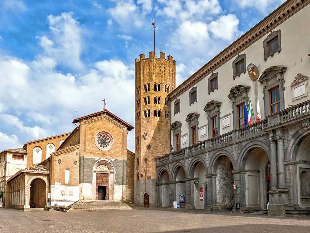 La chiesa dei Santi Andrea e Bartolomeo, il campanile dodecagonale e il Palazzo Municipale di Orvieto.