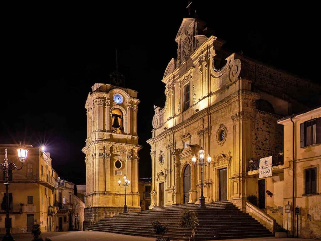 Foto notturna del Santuario di Santa Maria della Stella a Miltello in Val di Catania, uno dei luoghi da visitare in camper a gennaio suggeriti dal PLEINAIRCLUB.