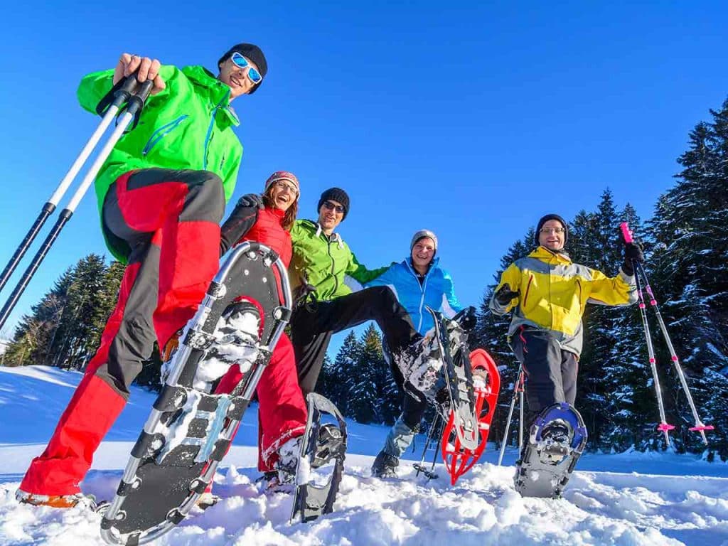 Una passeggiata con le ciaspole sulla neve, una delle cose da fare questo inverno in camper suggerite dal PLEINAIRCLUB.