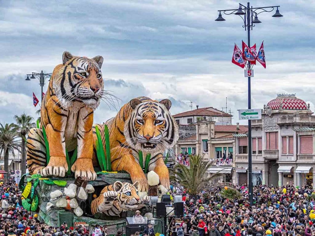Carri allegorici al Carnevale di Viareggio.