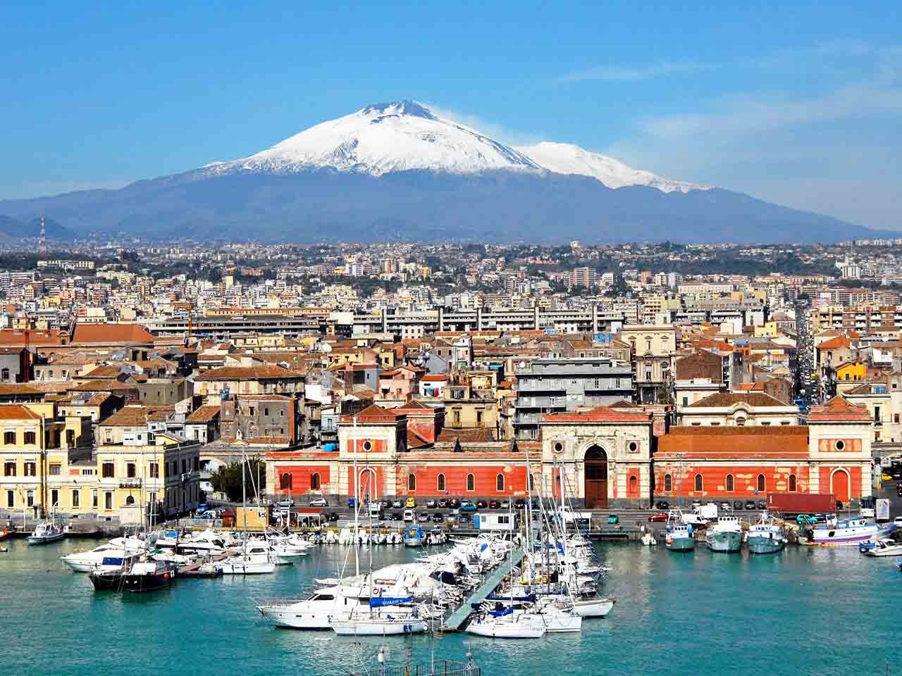 Viaggi in Camper 2024: Catania e l'Etna visti dal mare.