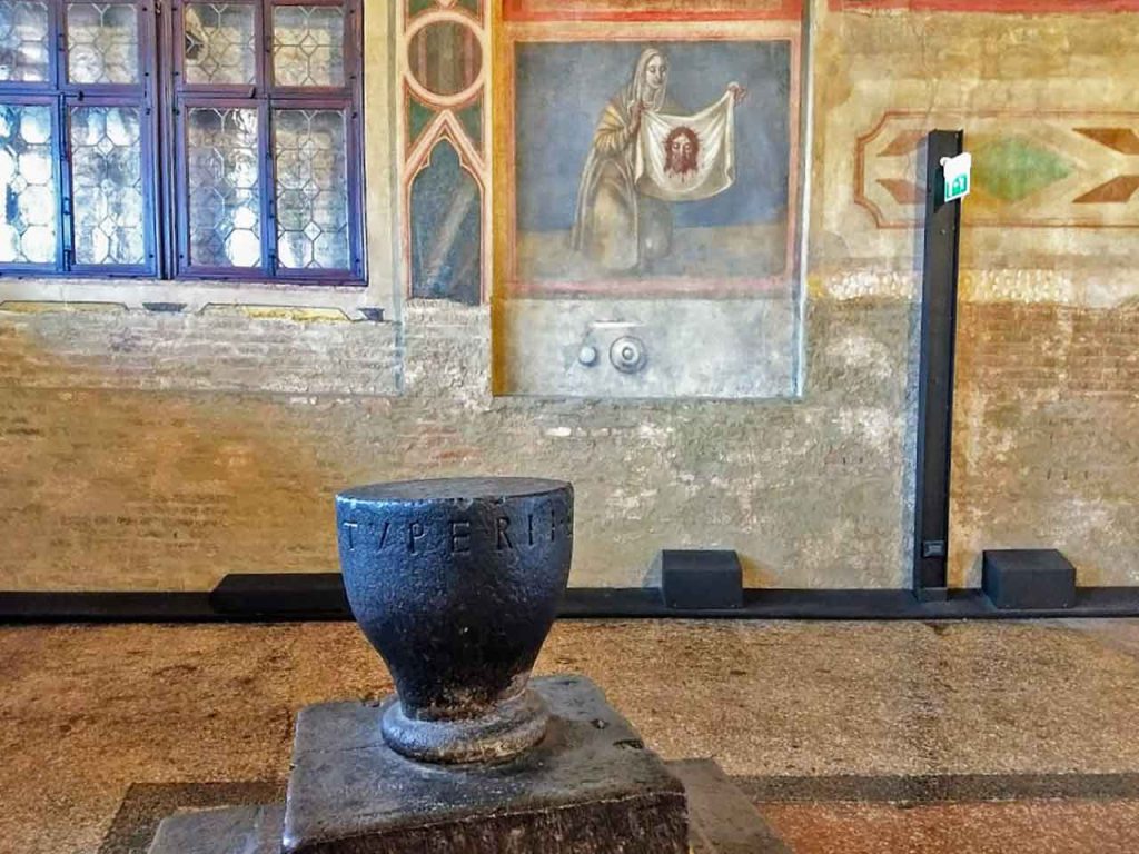 La Pietra del Vituperio a Palazzo della Ragione, che ha ispirato il detto "restare in braghe di tela" è una curiosità su Padova.