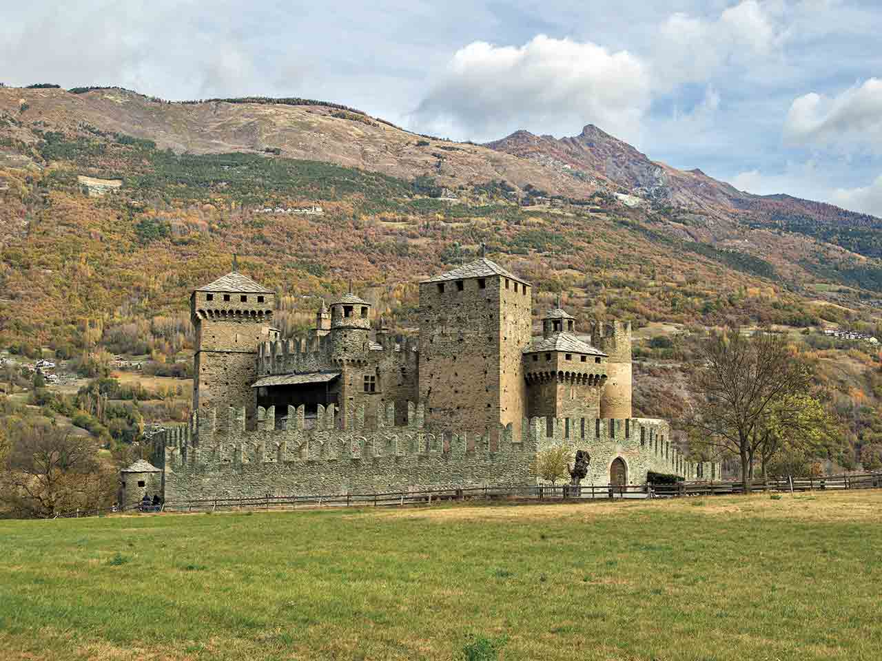 Valle d'Aosta in camper: Castello di Fenis