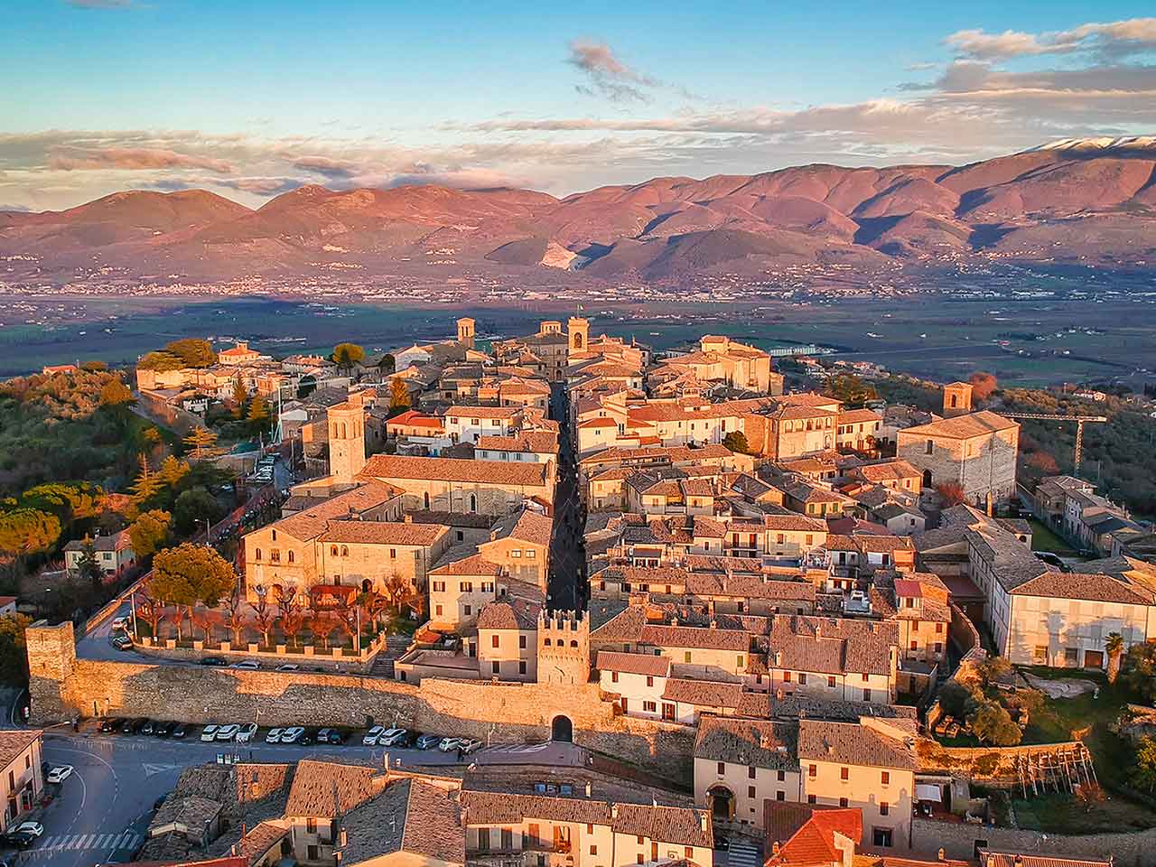 Veduta aerea di Montefalco, borgo ideale per trascorrere un weekend in Umbria con il camper.