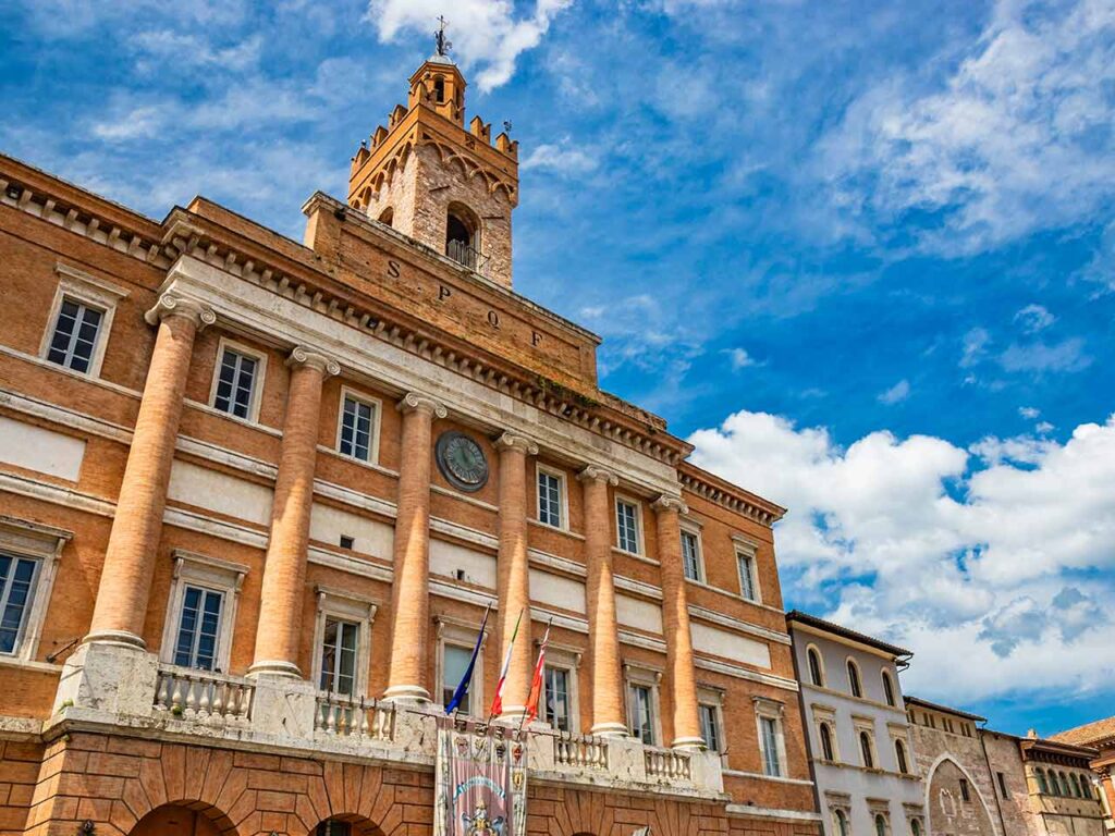 Weekend in Umbria con il camper: il Palazzo Comunale di Foligno.