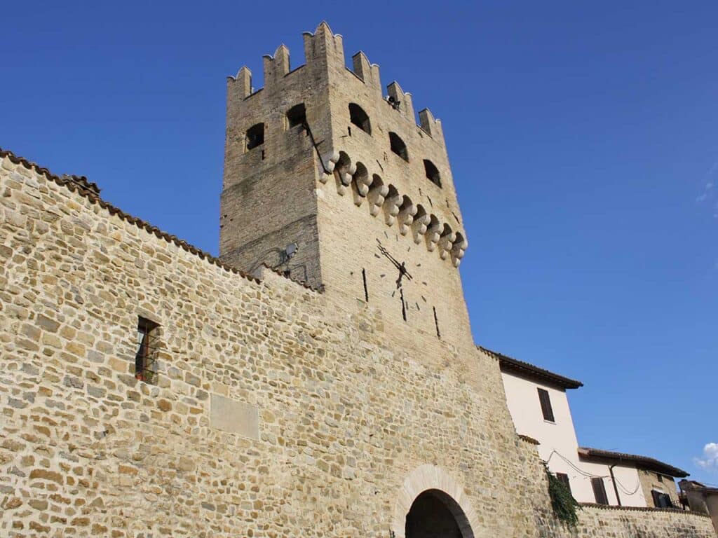 Weekend in Umbria con il camper: la porta di Sant'Agostino a Montefalco.