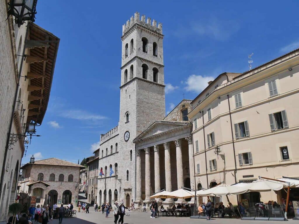 Piazza del Comune ad Assisi.