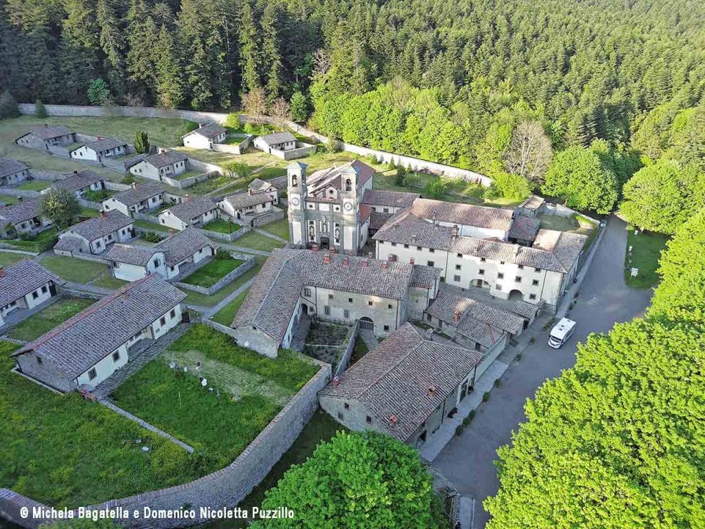 Veduta aerea del monastero di Camaldoli e del suo bosco di alberi secolari dove puoi ammirare il foliage nel Casentino.