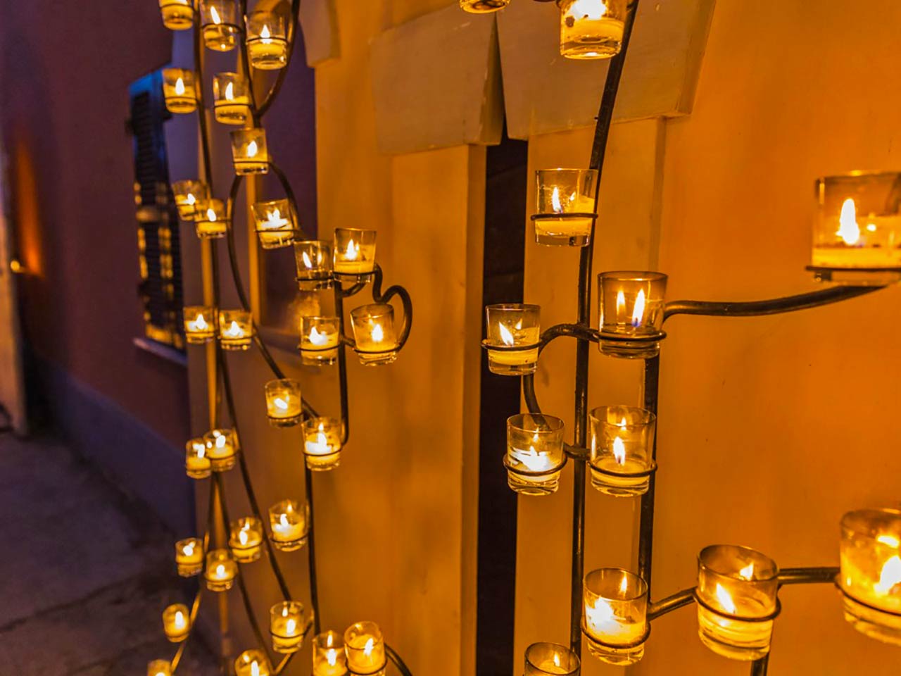 Due volte al giorno le luci artificiali si spengono e restano le candele a illuminare il borgo di Candelara - Candele a Candelara con lo sconto del Club.