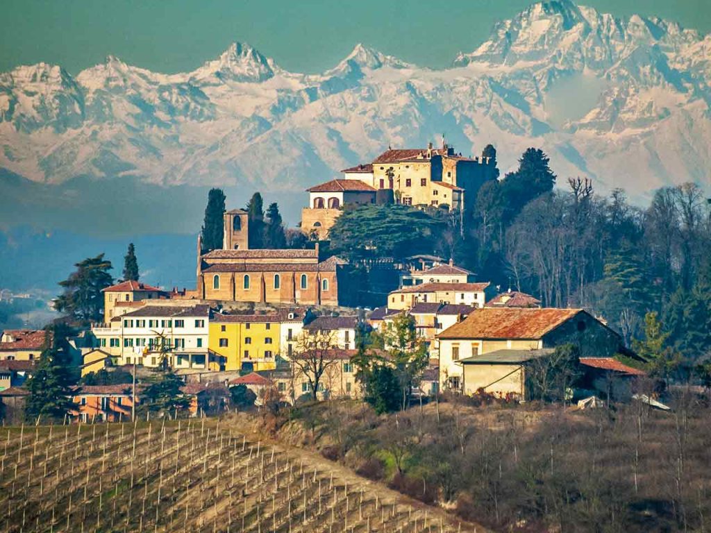 Veduta di Ozzano Monferrato, una delle tappe da non perdere durante un weekend in Monferrato in camper.