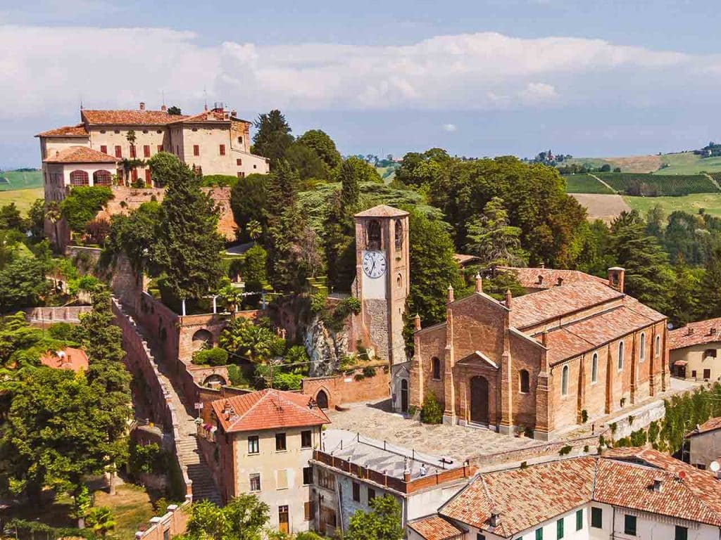 Il castello di Ozzano Monferrato e la chiesa parrocchiale di San Salvatore.