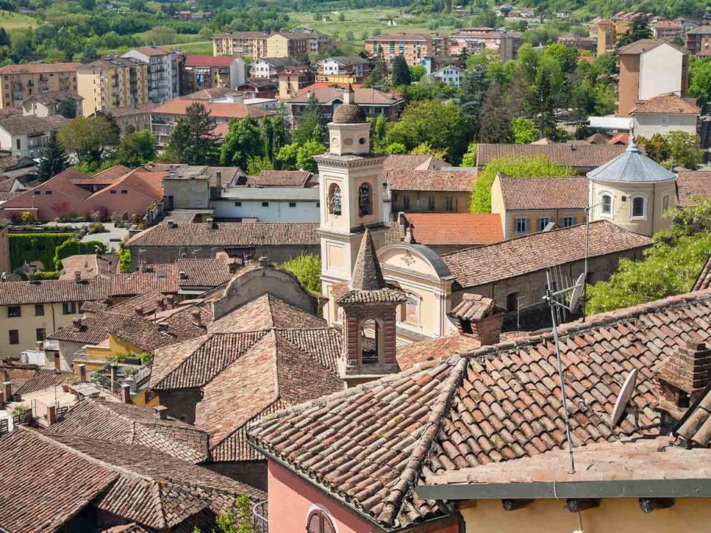 Veduta sui tetti di Canelli, una delle tappe da non perdere durante un weekend nel Monferrato in camper.