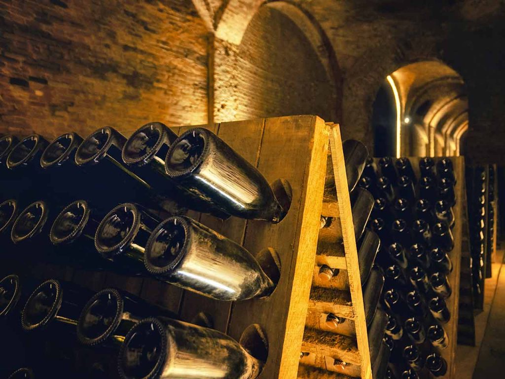 Una delle cantine di Canelli, vere e proprie cattedrali sotterranee.