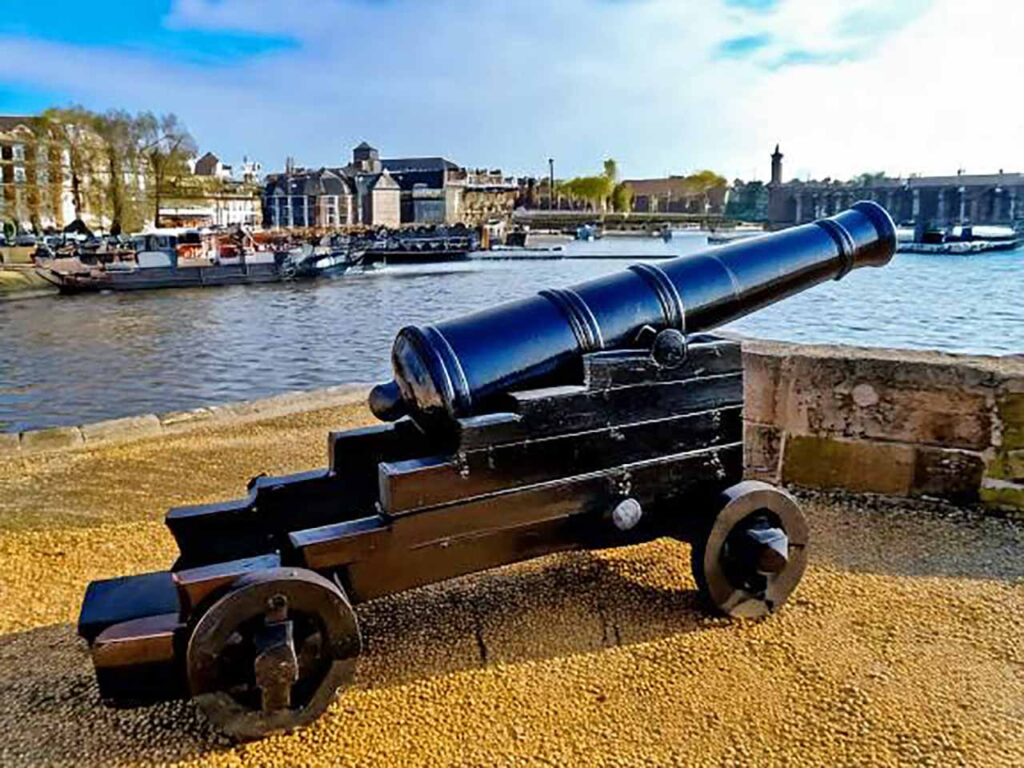 Un cannone nero, dal quale deriverebbe il nome dei giorni della merla.