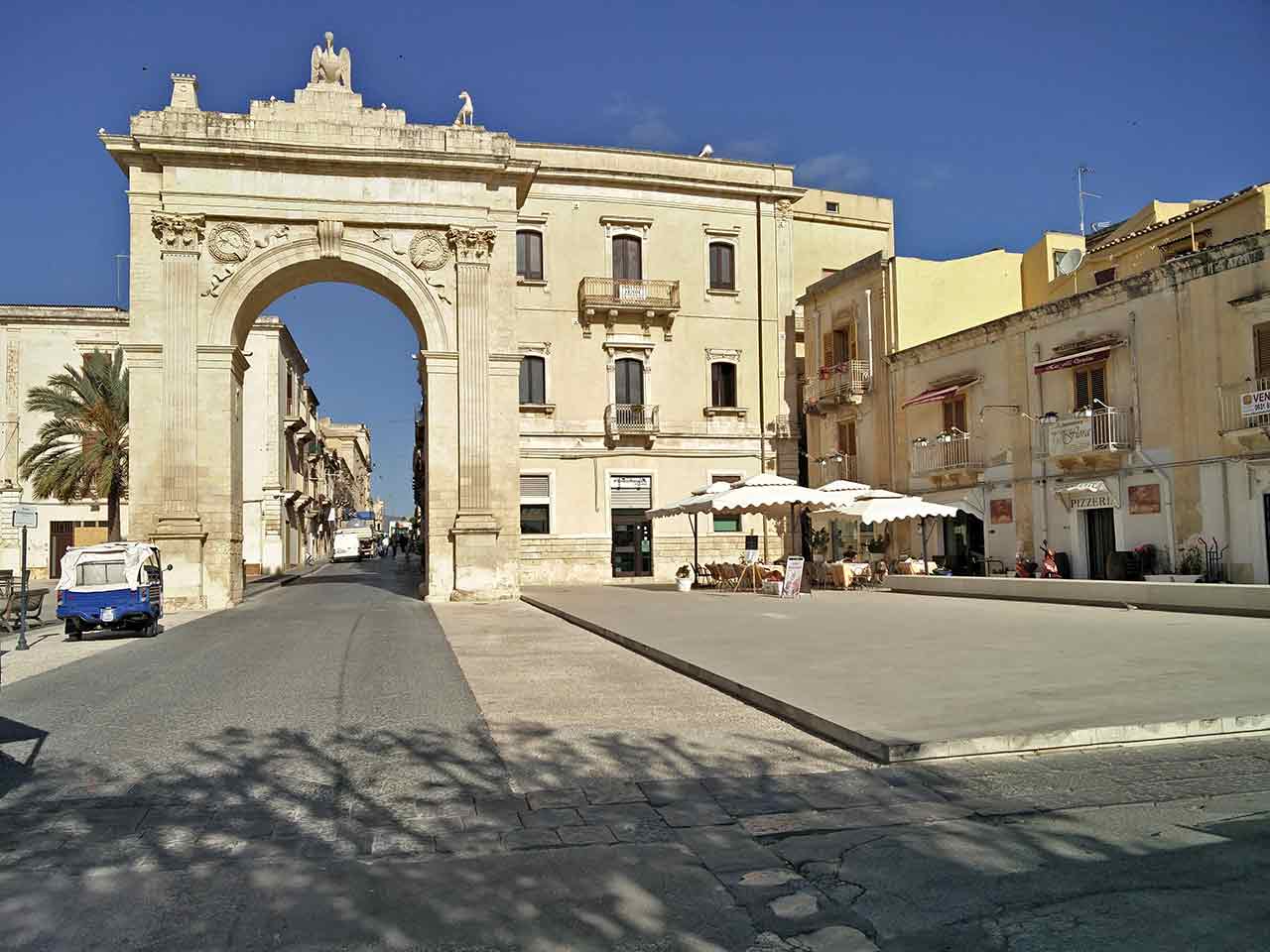La Porta Reale all’ingresso di Noto - Weekend in Sicilia a Siracusa e dintorni.