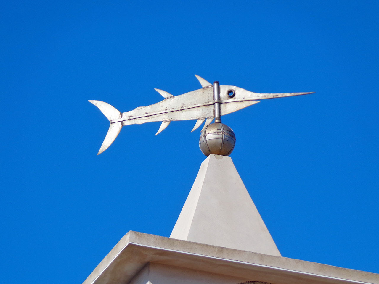 La banderuola a forma di pesce spada che campeggia sul campanile della chiesa di San Gaetano a Portopalo di Capo Passero - Weekend in Sicilia a Siracusa e dintorni.