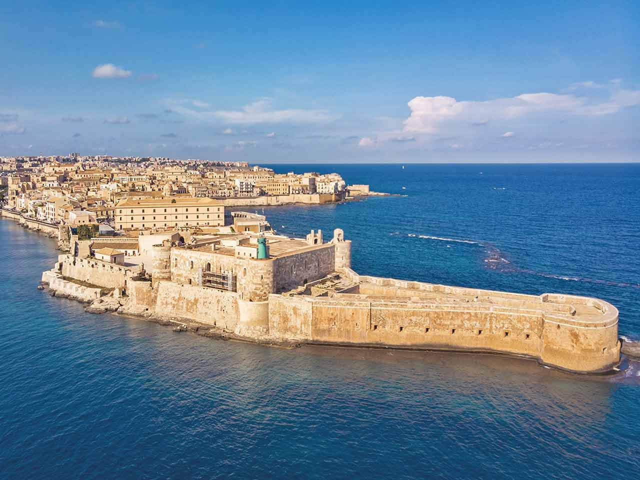 Una veduta aerea del Castello Maniace e del centro storico di Siracusa - Weekend in Sicilia a Siracusa e dintorni.