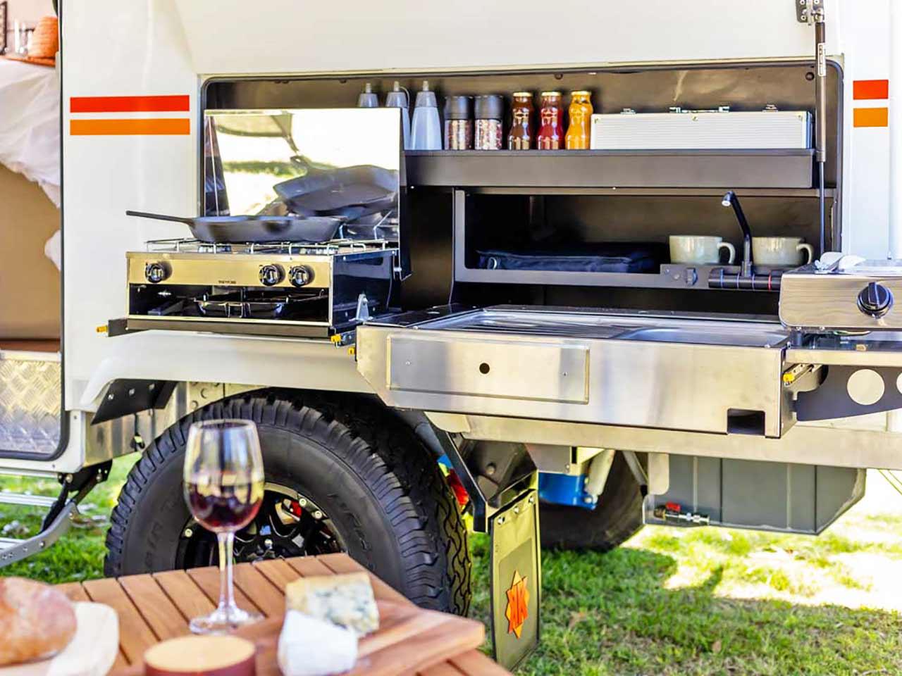 La cucina esterna della caravan Kimberley Kampers Kruiser S-Klass.