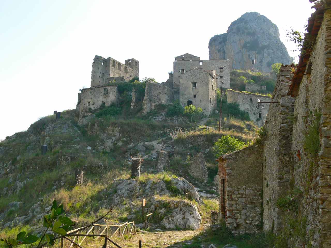Il borgo abbandonato di San Severino di Centola.