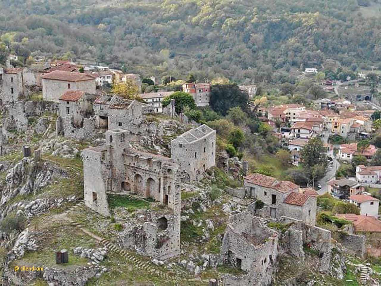 Veduta aerea del borgo abbandonato di San Severino di Centola, ph cilendroni.