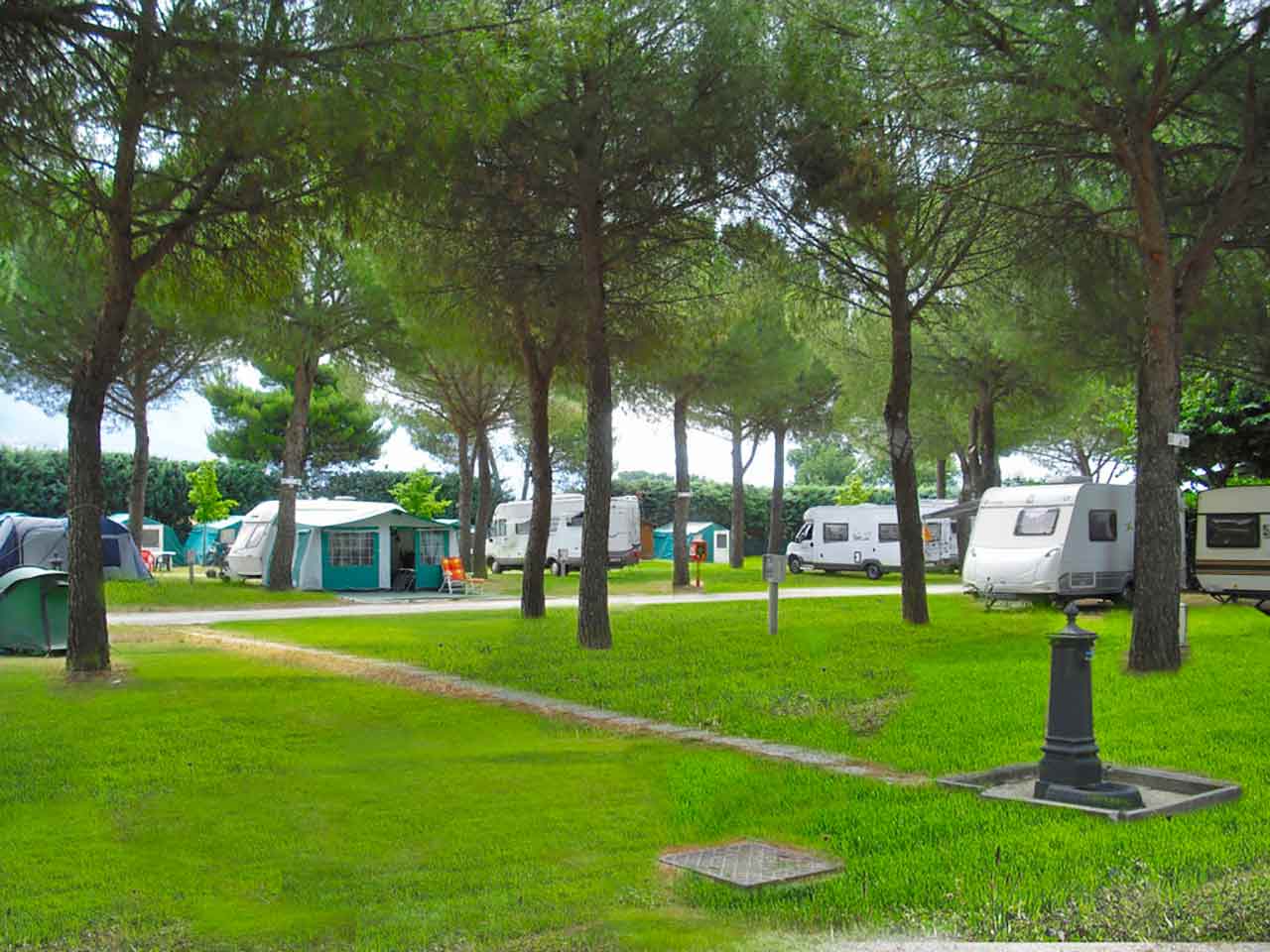 Green Village Assisi: un dettaglio del campeggio con la fontana per il carico dell'acqua