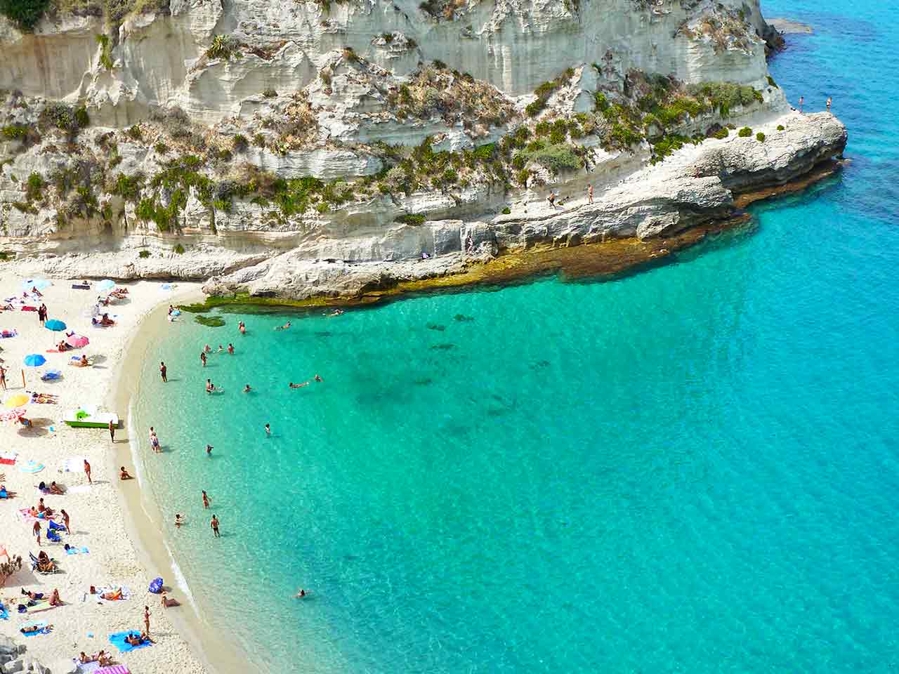 Calabria in camper. City Break a Tropea: una delle principali spiagge di Tropea