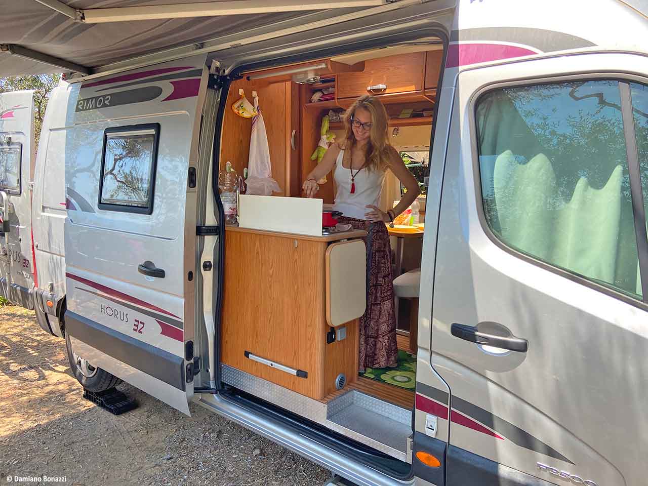Eleonora cucina a bordo del camper Jack.