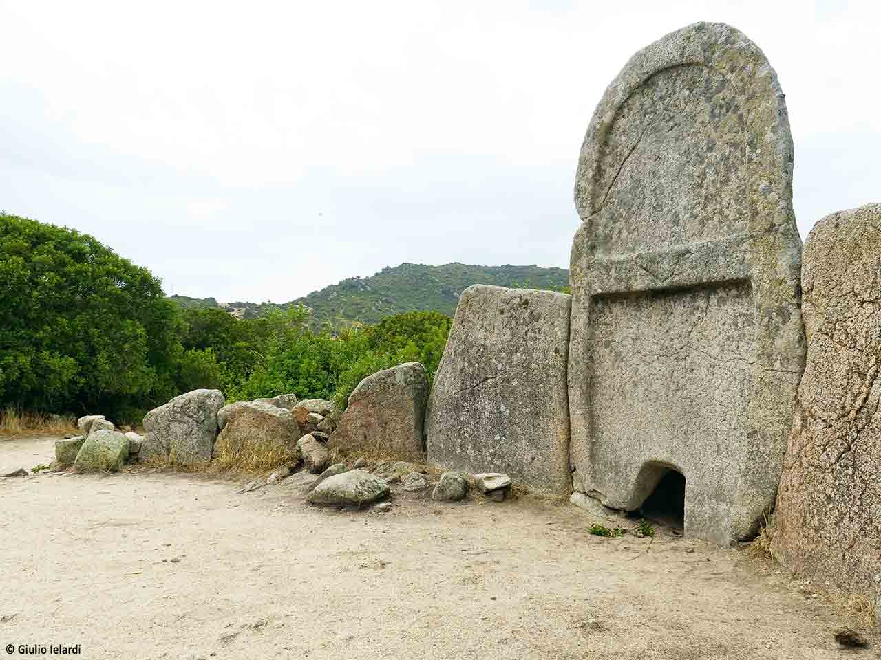 Sardegna in camper sulla costa orientale: la Tomba dei Giganti S’Ena ‘e Thomes vicino Dorgali