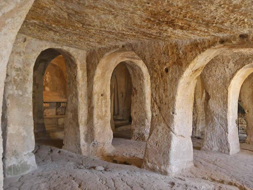 Puglia in camper nelle Murge: la chiesa rupestre di San Michele delle Grotte a Gravina, una delle mete del viaggio in Puglia in camper nelle Murge suggerito dal PLEINAIRCLUB.