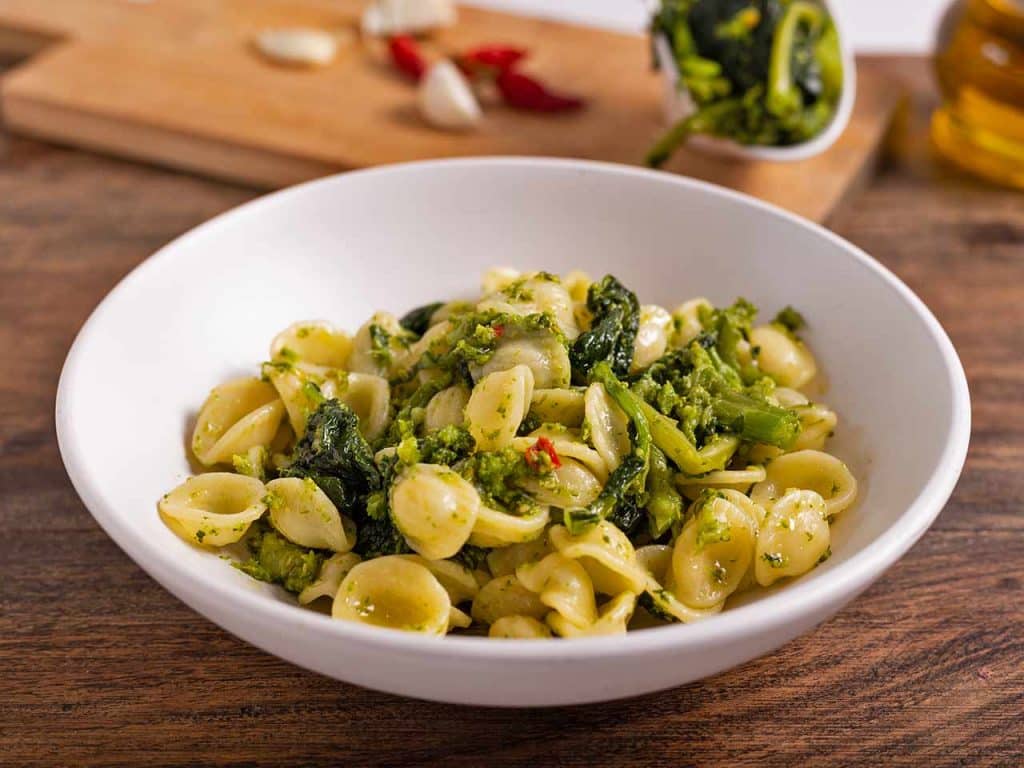 Le orecchiette con le cime di rapa, uno dei piatti tipici pugliesi da non perdere secondo il PLEINAIRCLUB.