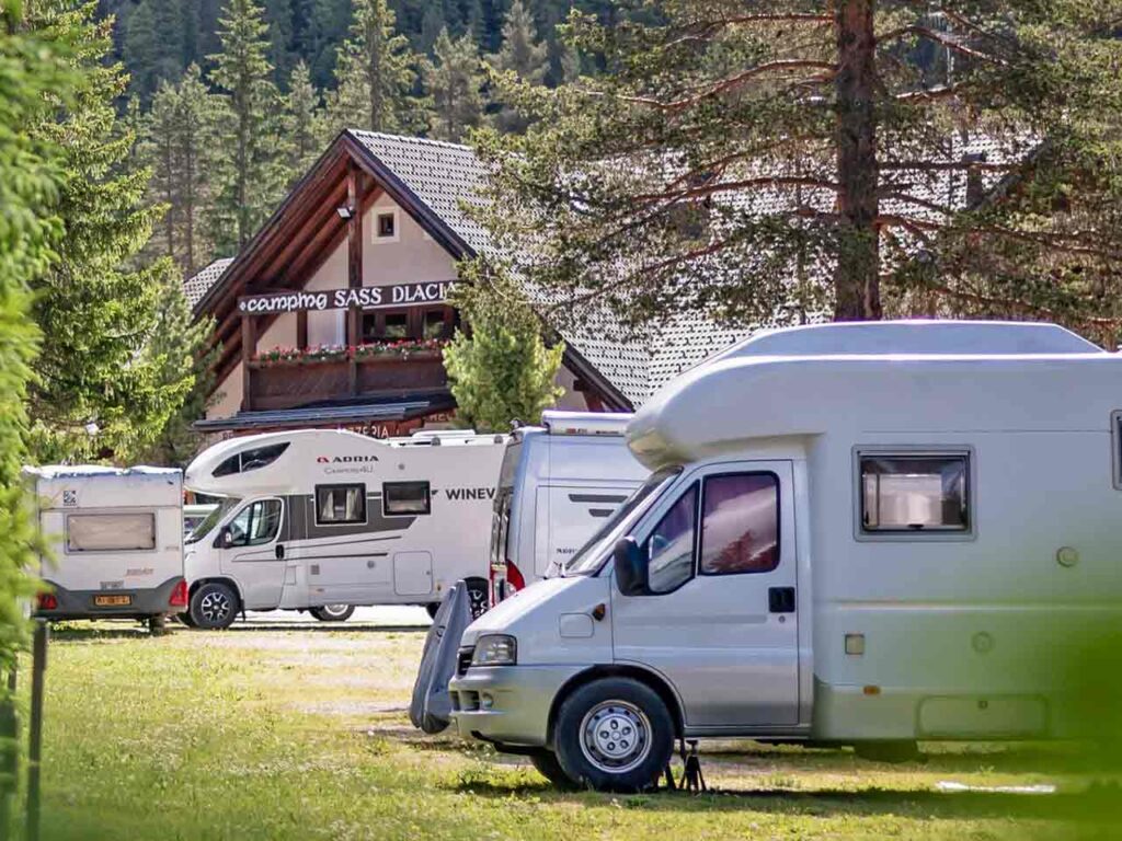 Il Camping Sass Dlacia a San Cassiano di Badia (BZ), uno dei campeggi in Alto Adige da non perdere suggeriti dal PLEINAIRCLUB.
