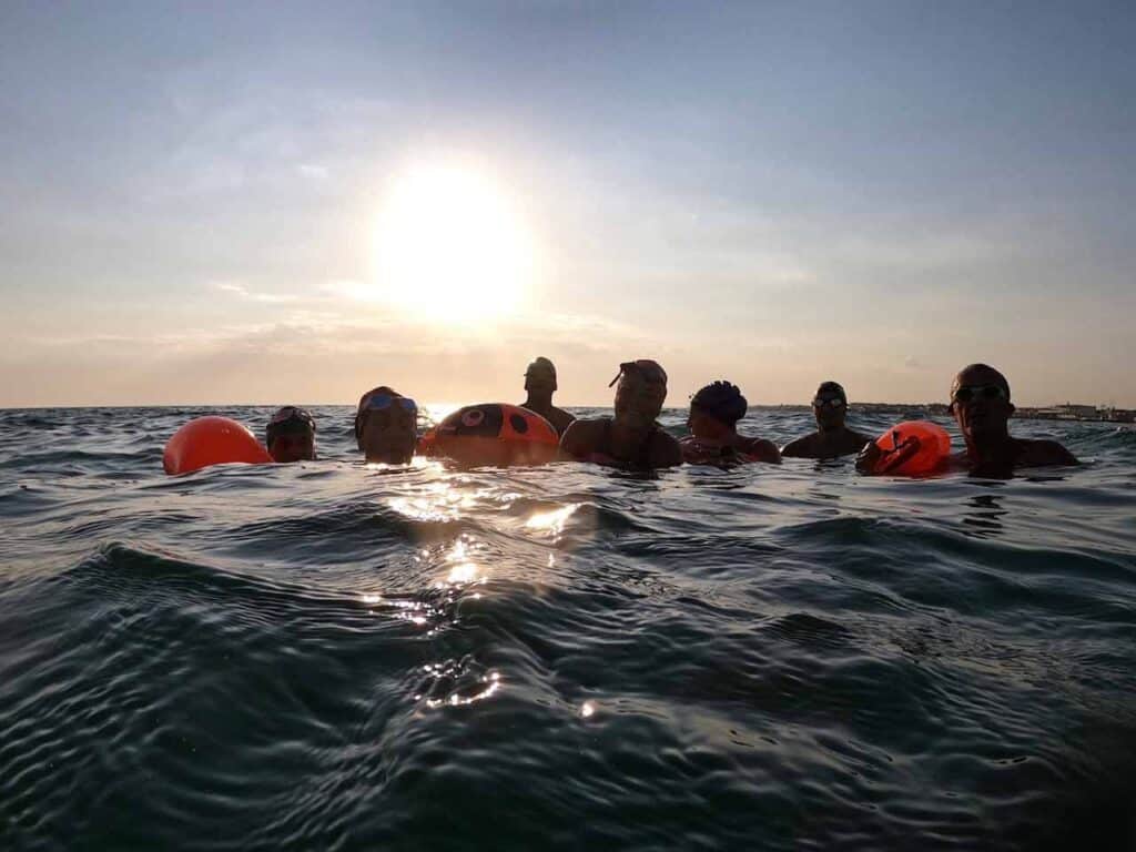 Una sessione di nuoto proposta dall'associazione Acquaforma di Cagliari.