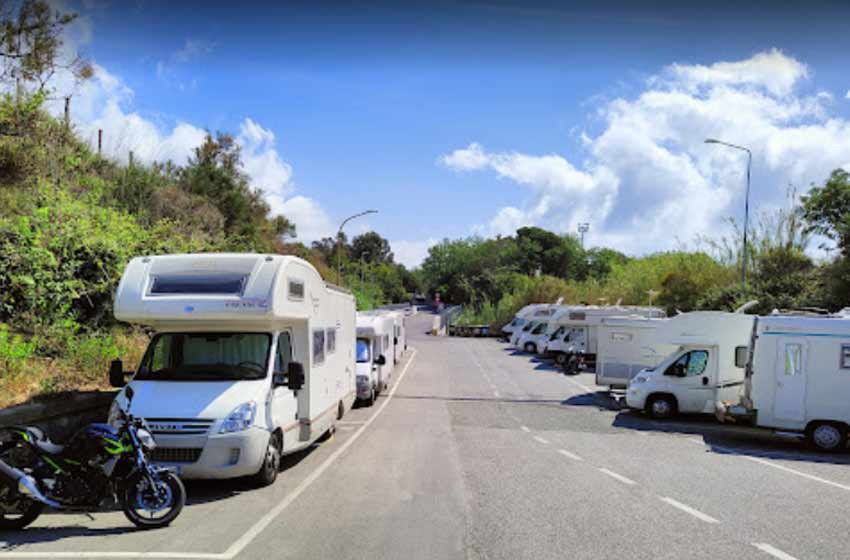 Parcheggio camper via natta
