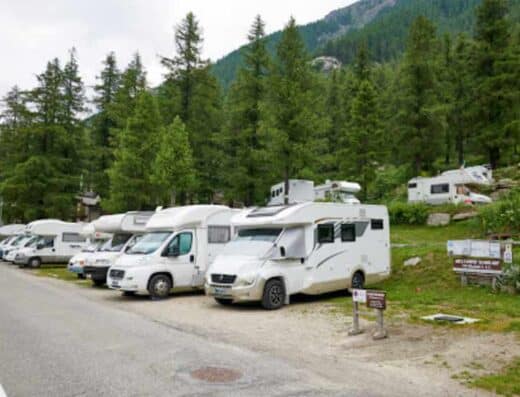 AREA SOSTA CAMPER LUNGOLAGO