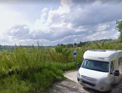 AREA SOSTA CAMPER COLMURANO
