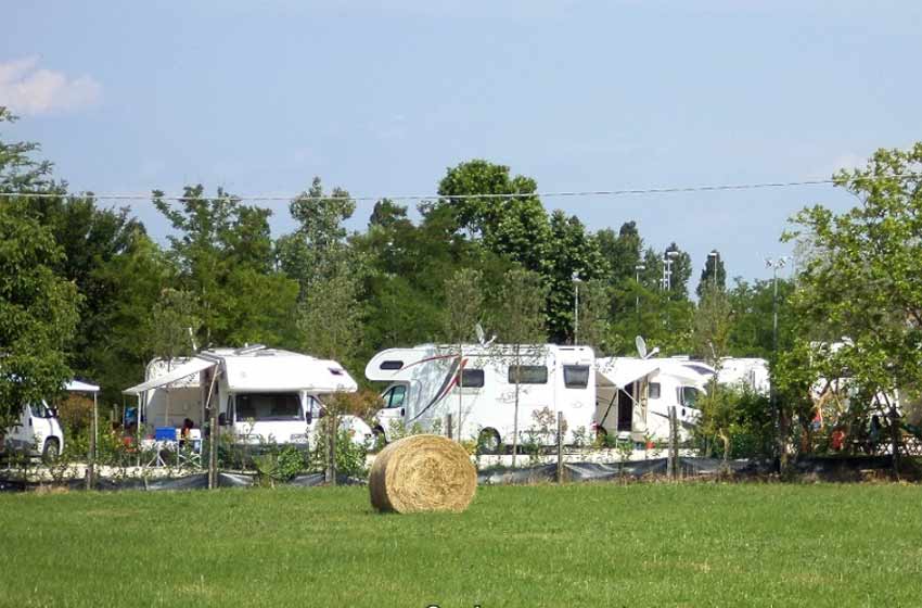 Agriturismi vicino ai laghi: il Garda Agricamper a Desenzano del Garda (BS).