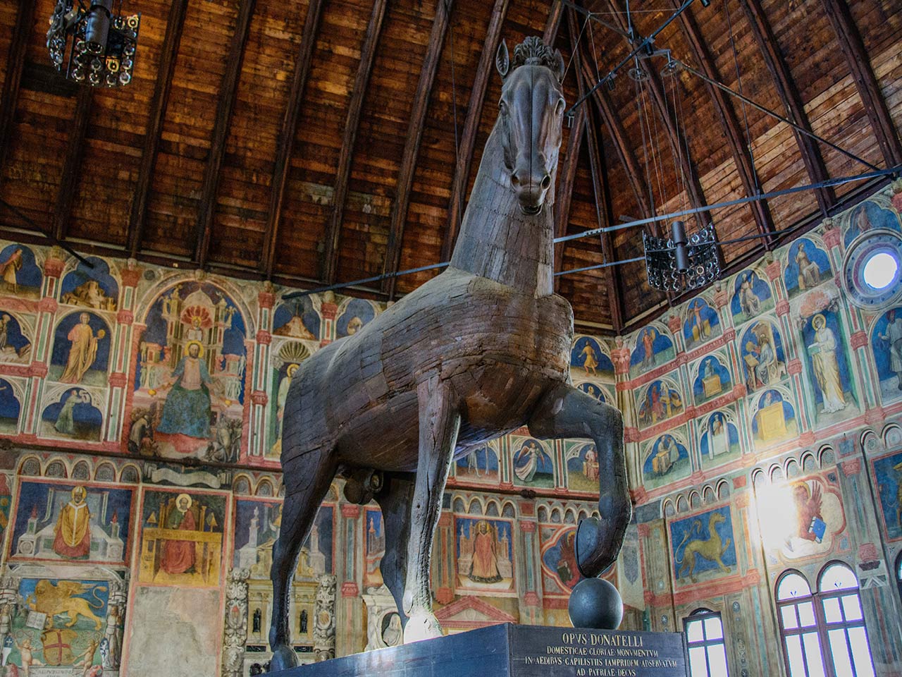 Il cavallo ligneo nella sala pensile del Palazzo della Ragione, uno dei Musei di Padova al quale puoi accedere con il biglietto ridotto grazie alla tessera del PLEINAIRCLUB.