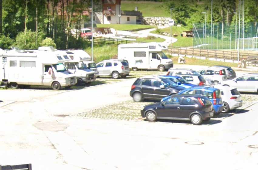 Parcheggio centro paese lungo tegnàs