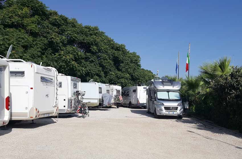 Area camper baffo nero